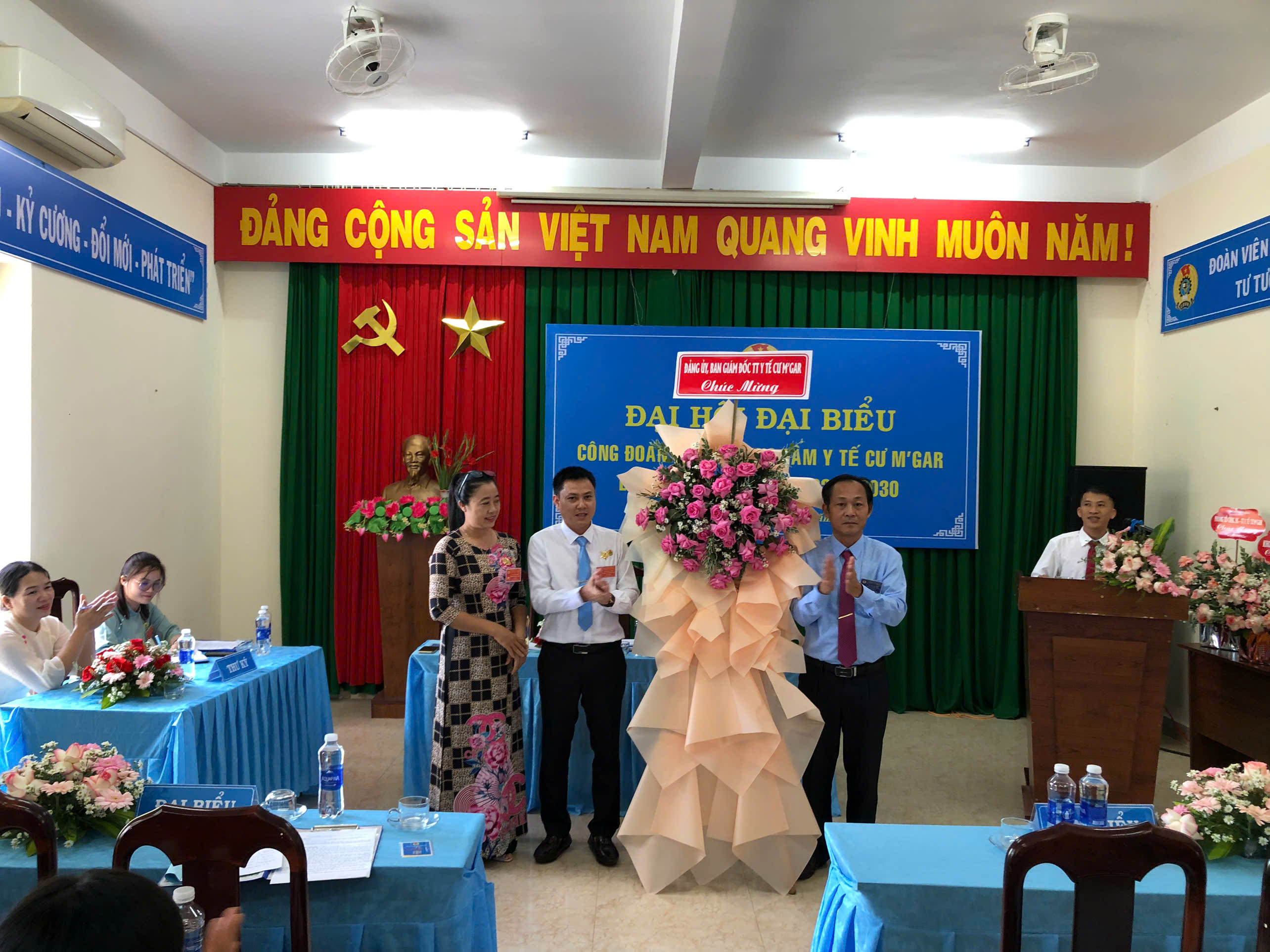 Lãnh đạo Trung tâm y tế tặng hoa chúc mừng